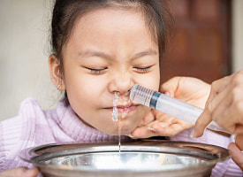 Защитит ли ребенка от ОРВИ промывание носа физраствором? Спросили у доктора