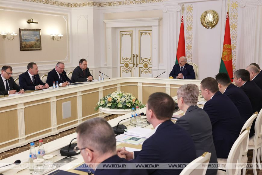 Лукашенко совещание по ценам.jpg
