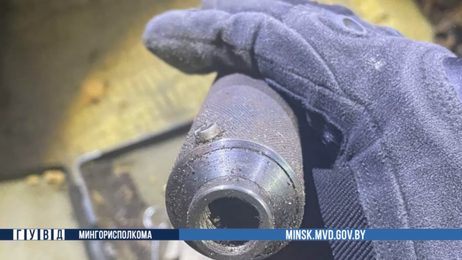 В Минске в лифте одной из многоэтажек нашли глушитель, кобуру и патроны (3).png