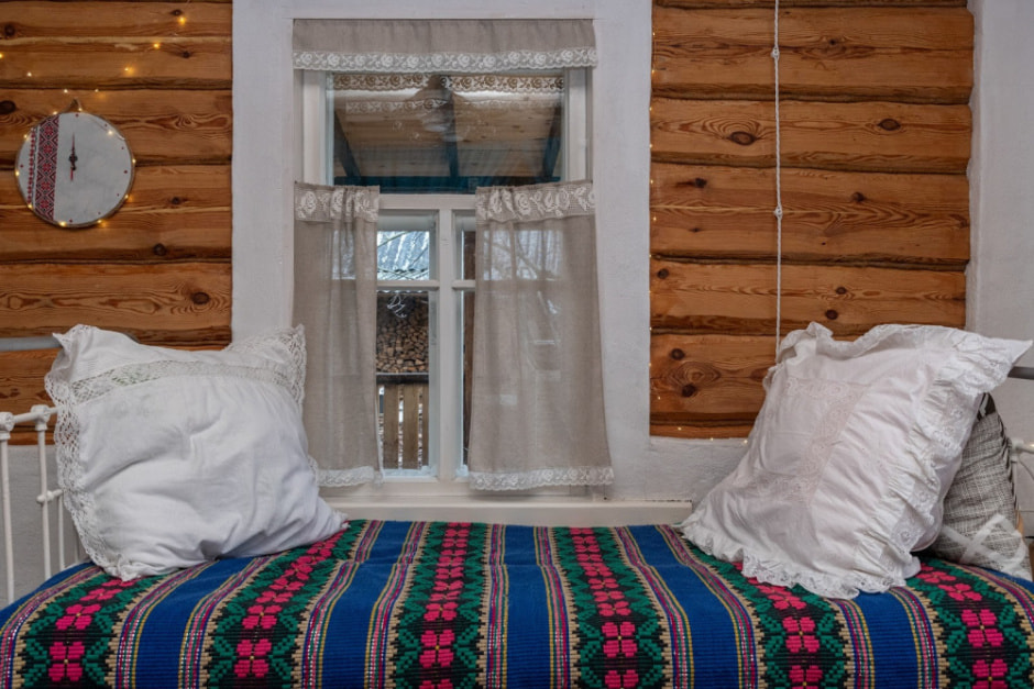 Девушка и деревенская хата в Ягодках 17.jpg