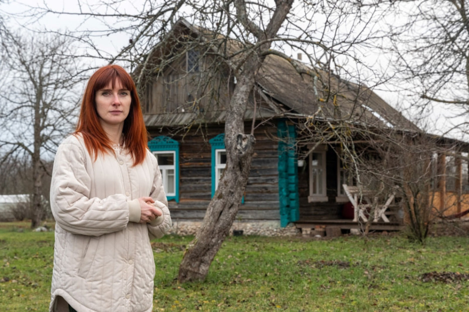 Девушка и деревенская хата в Ягодках 27.jpg