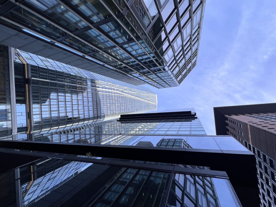 Вид снизу на небоскребы банковского квартала