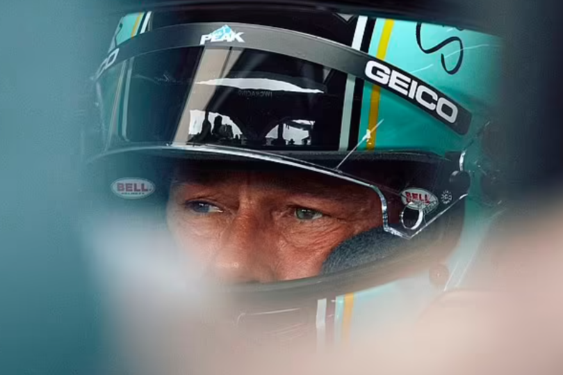 Брэда Питта засняли в гоночном болиде во время съемок фильма о Формуле-1 (2).png