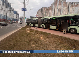 В Минске троллейбус без водителя за рулем заехал на тротуар