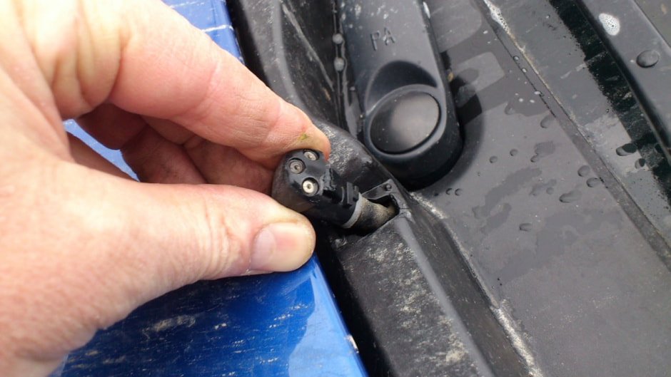 выкручиваем форсунку