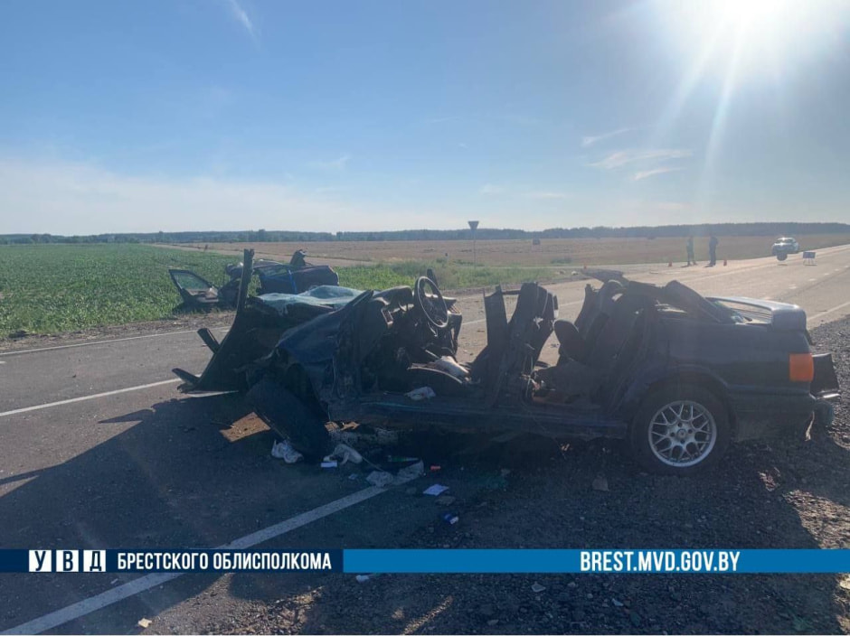 Под Каменцем четыре человека пострадали в результате лобового столкновения Audi и Peugeot — вызывали МЧС (2).jpg