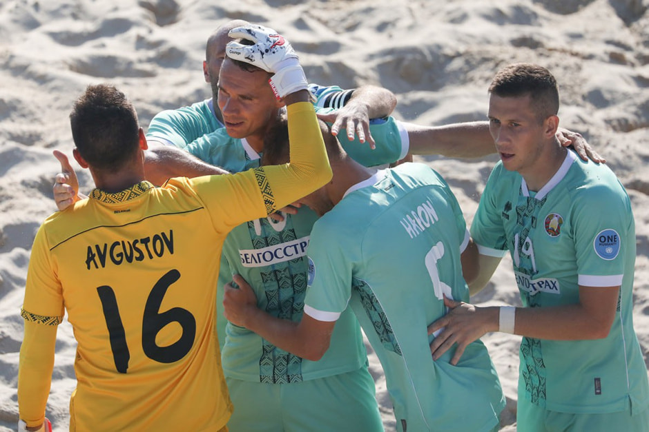 Команда по пляжному футболу.jpg