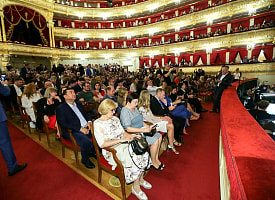 Дресс-код в театрах – норм или стрём? Белорусы в Threads разделились на два лагеря