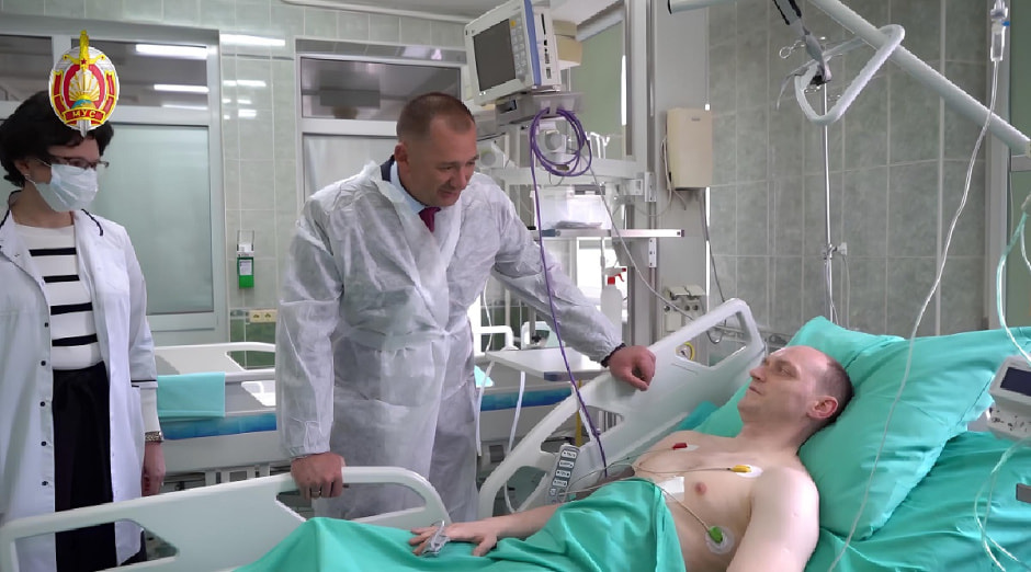 Кубраков в палате у раненого сотрудника.jpg