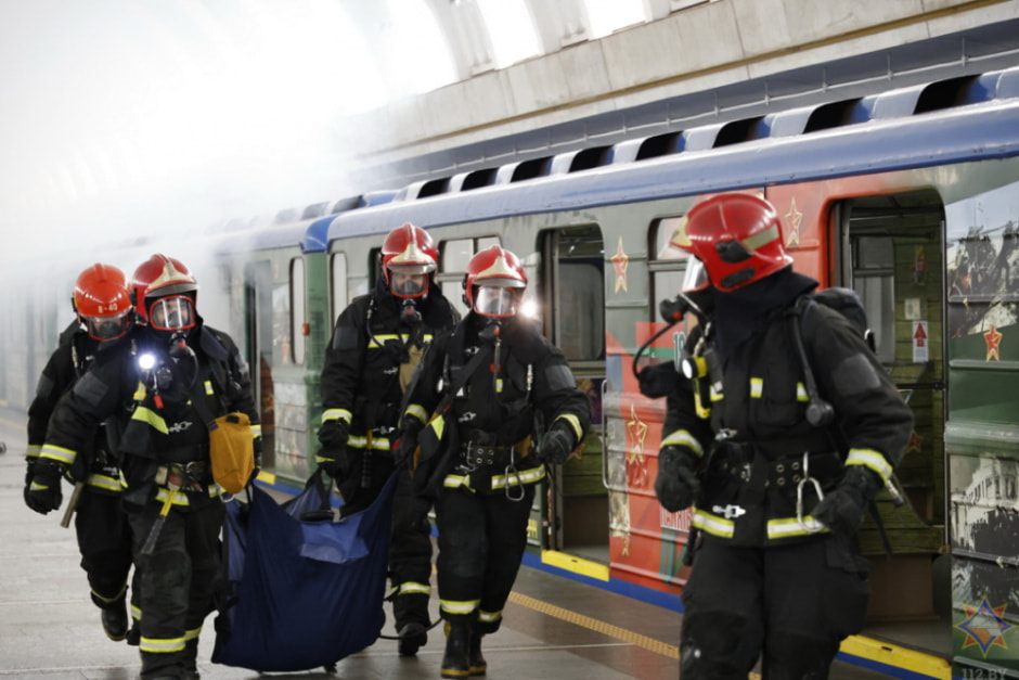 Много дыма и спецтехники. Рассказываем, что произошло ночью на станции метро 