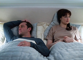 Просыпаетесь в поту и не можете уснуть? Врачи назвали симптомы, которые нельзя игнорировать