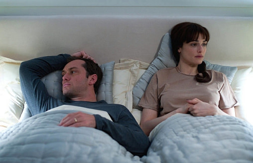 Просыпаетесь в поту и не можете уснуть? Врачи назвали симптомы, которые нельзя игнорировать