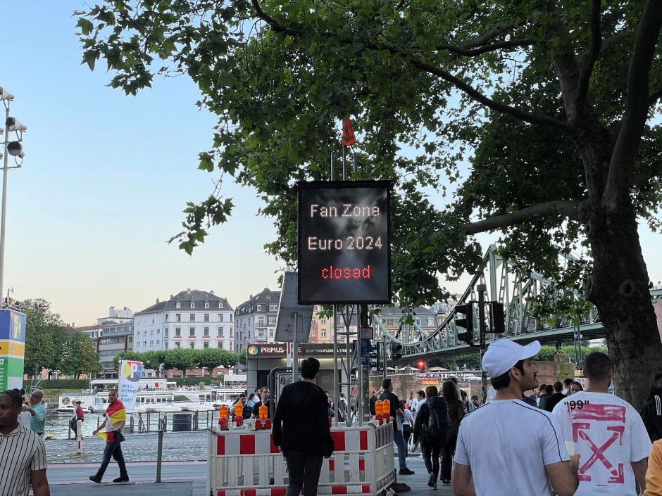 Антураж матча Германия-Швейцария 4.jpg