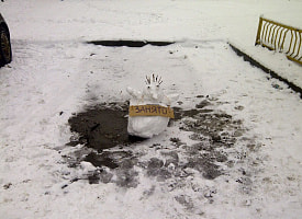 ГАИ пообещала белорусам приезжать на занятые ведрами парковочные места, расчищенные от снега