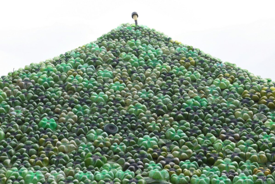 Дом обитый пластиковыми крышками 18.jpg