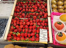 А клубника-то на Комаровке подорожала. Сколько сейчас просят за 1 кг?