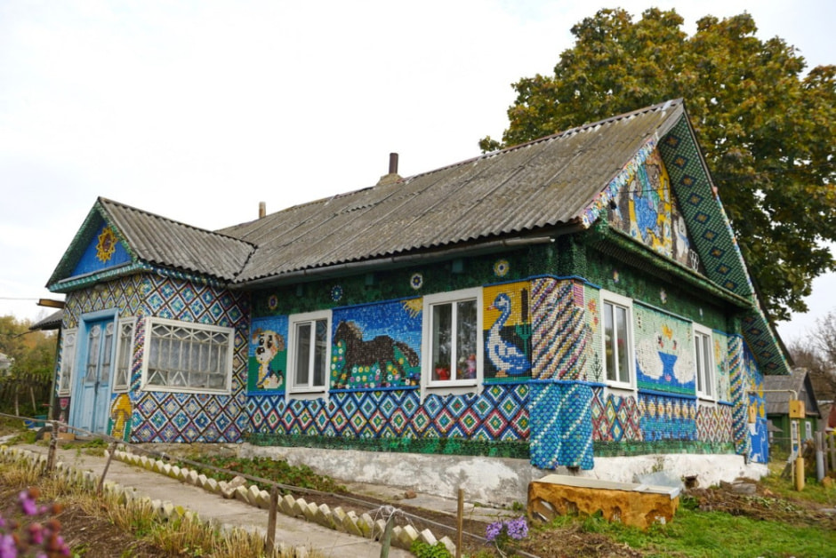 Дом обитый пластиковыми крышками 8.jpg