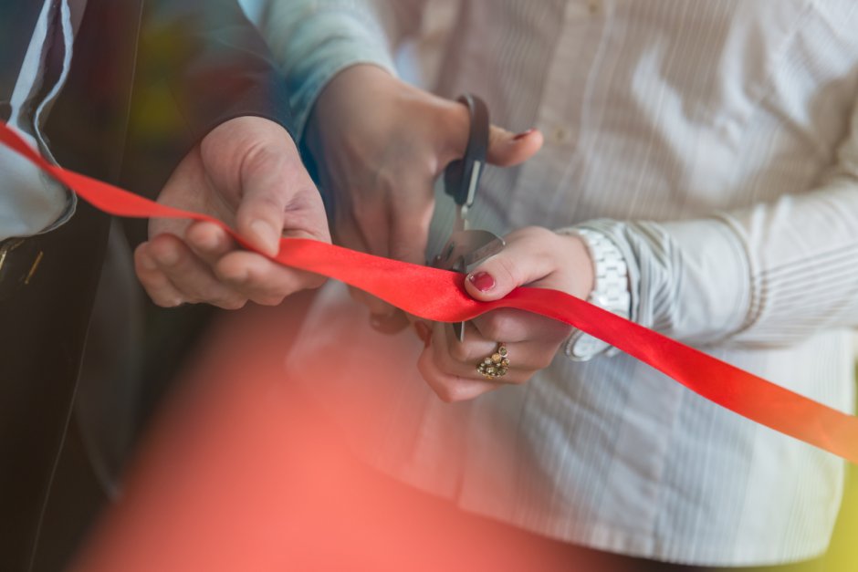 Перерезание красной ленты.png