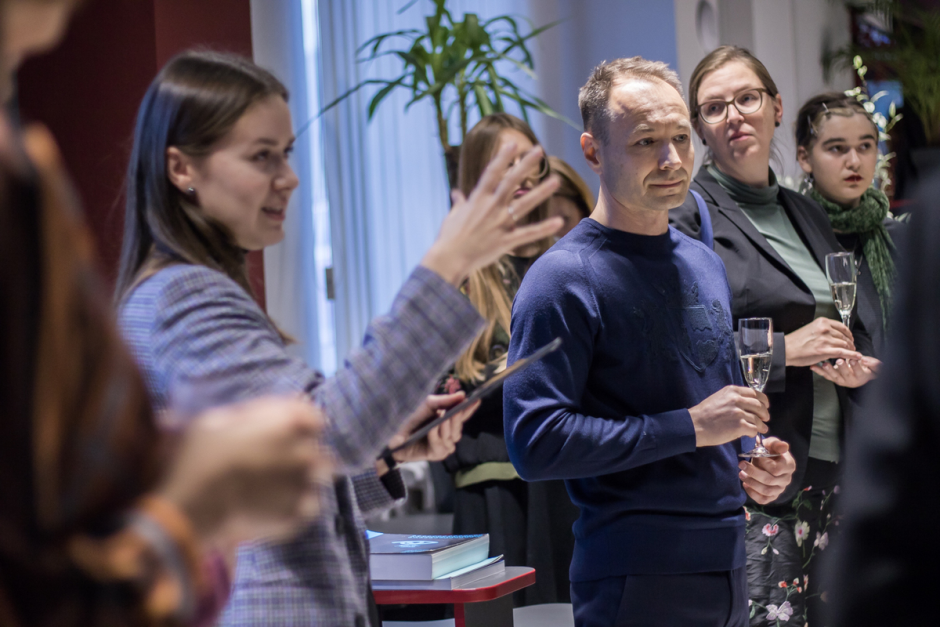 Выставка Кирилла Хлопова_гости 12.png