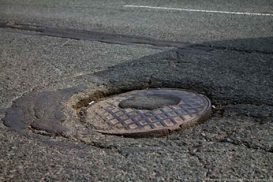 Люк на дороге.jpg