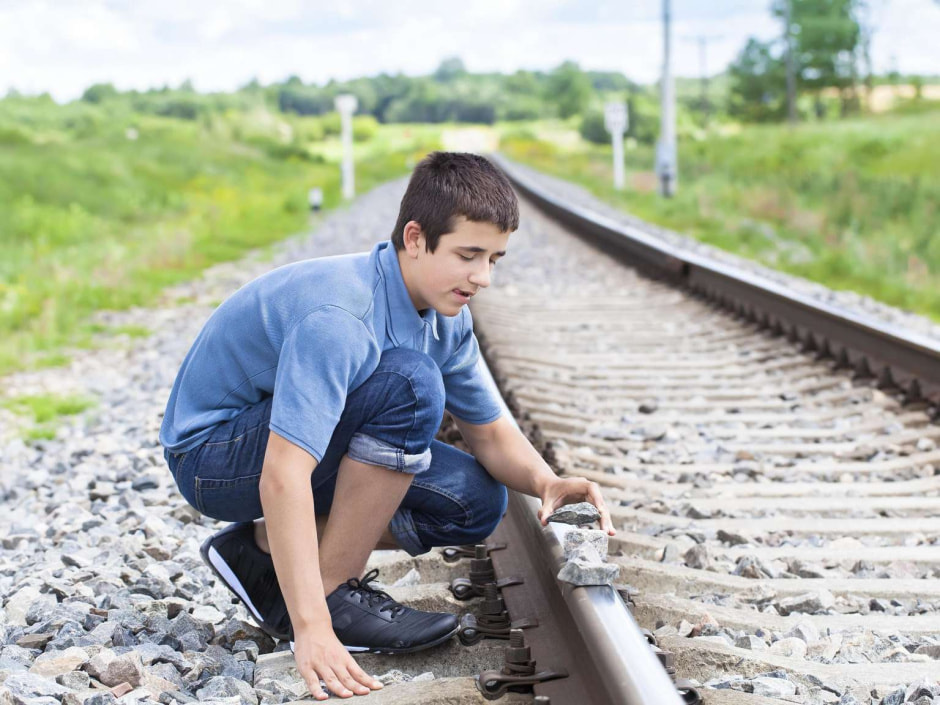 37789759-symbolbild-eines-jugendlichen-der-steine-auf-gleise-legt-156a.jpg