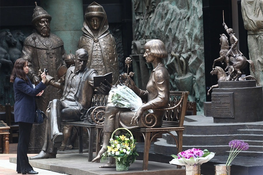 Памятник поэтессе Марине Цветаевой.