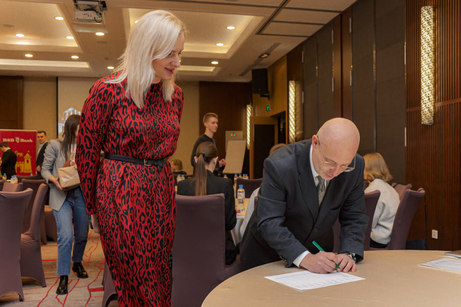 БСБ Банк студенты.JPG