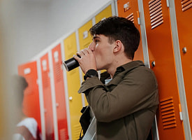 Ученые выявили связь сладких напитков с повышенной тревожностью у подростков 