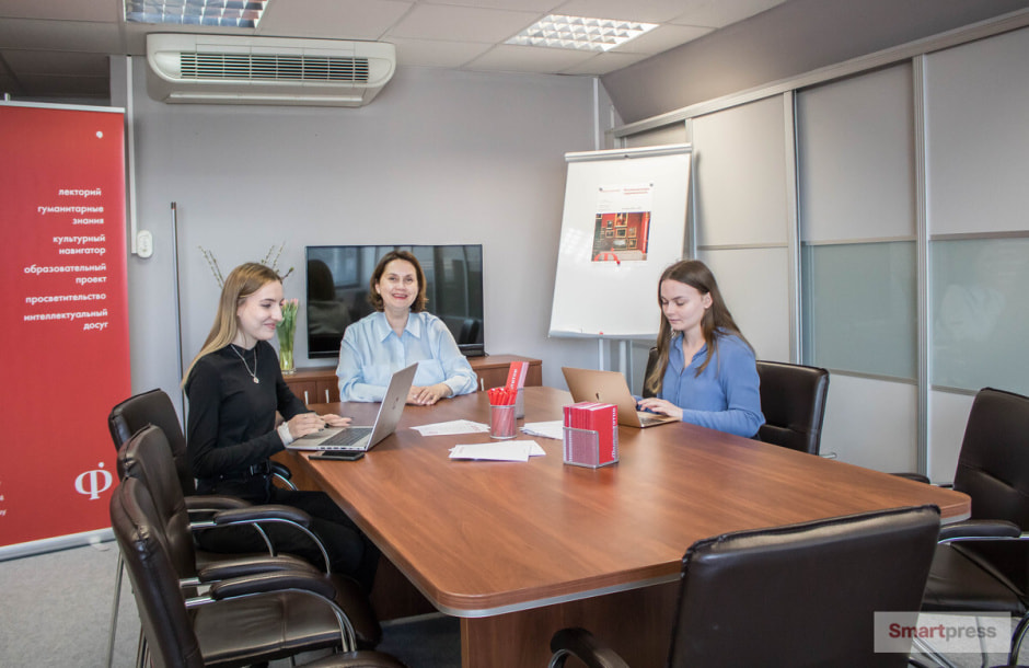 За столом.jpg