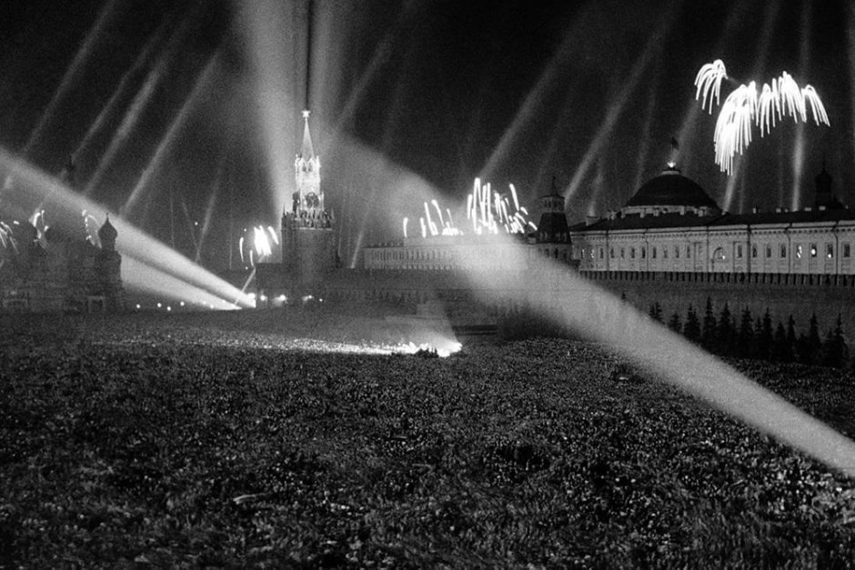 салют в Москве 9 мая 1945 года.jpg