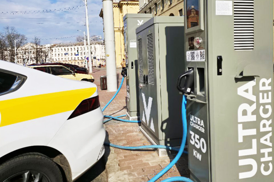 Супербыстрая зарядная станция мощностью 350 кВт.jpg