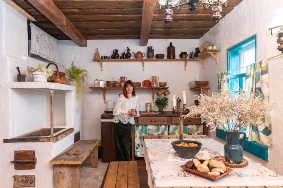 Девушка и деревенская хата в Ягодках 13.jpg