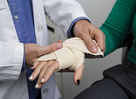 «Неподобающе себя вела»: в ресторане на Брестчине мужчина выбил стул из-под танцевавшей на нем подруги