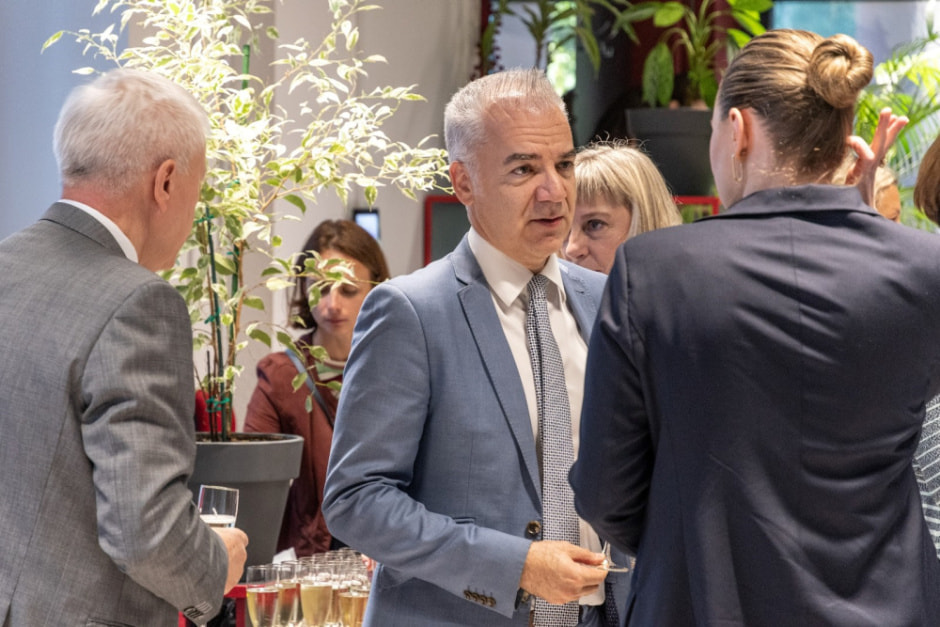 Художник Валерий Песин в галерее SmART 10.jpg