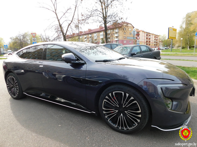 Попали камнем в дорогую машину