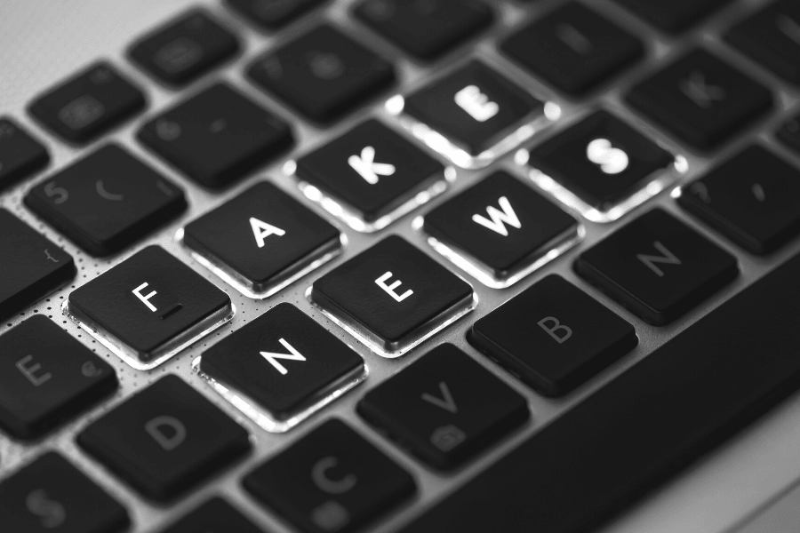 Fake news на клаве.png