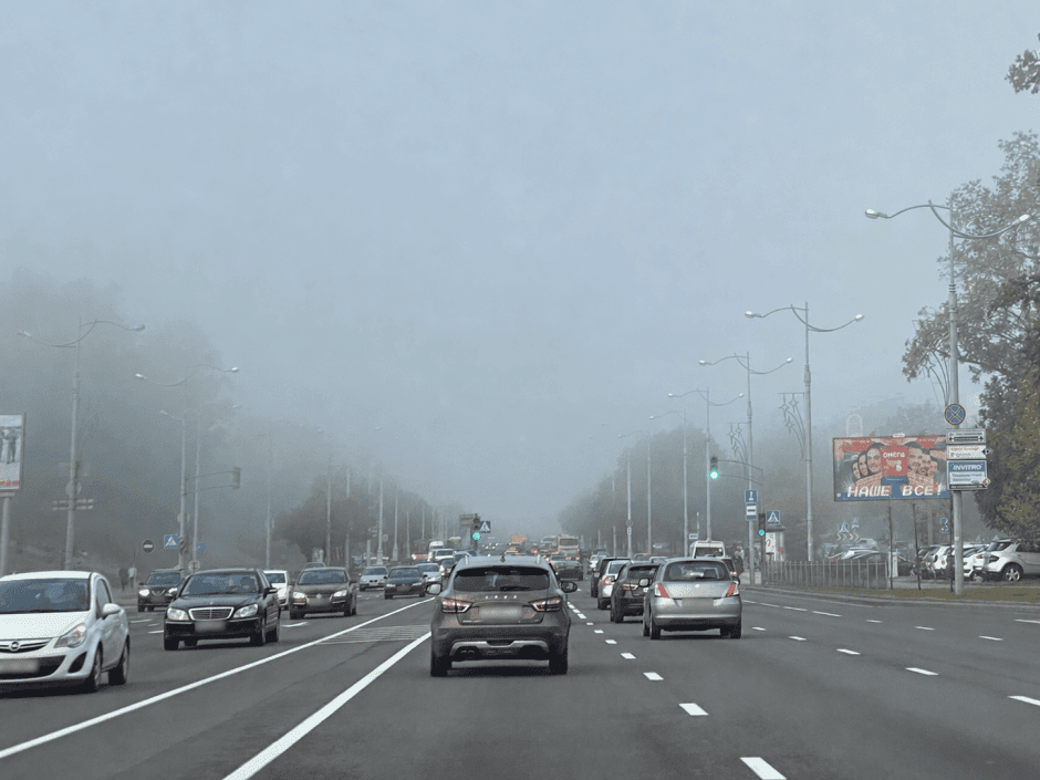 Туманный проспект в утреннем потоке