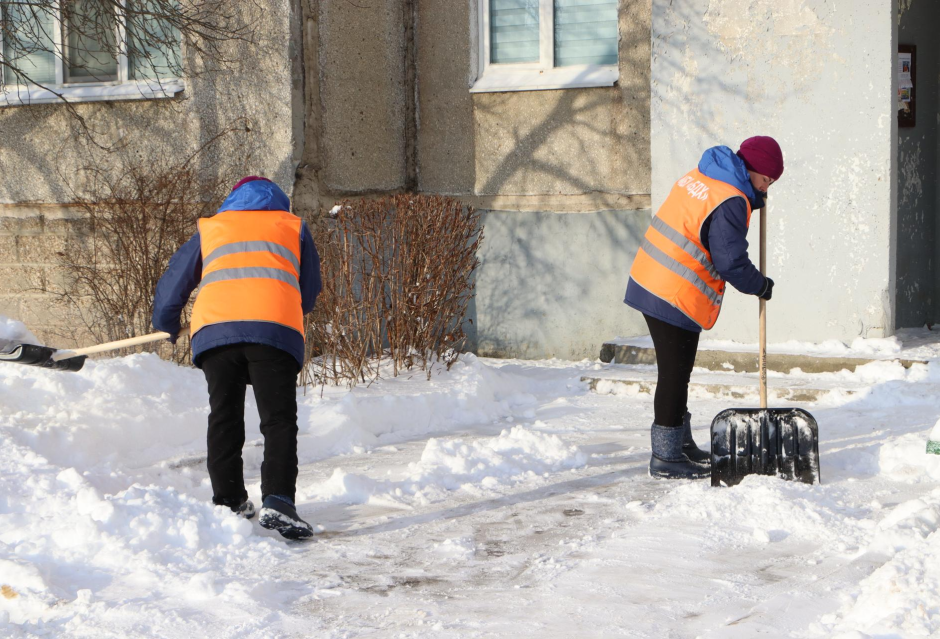 коммунальщики убирают снег