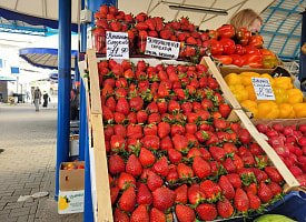 Цены на клубнику упали ещё больше. Сколько на Комаровке просят за голубику?