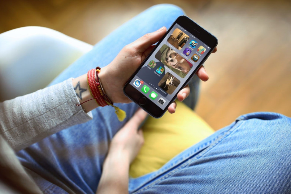 человек держит телефон