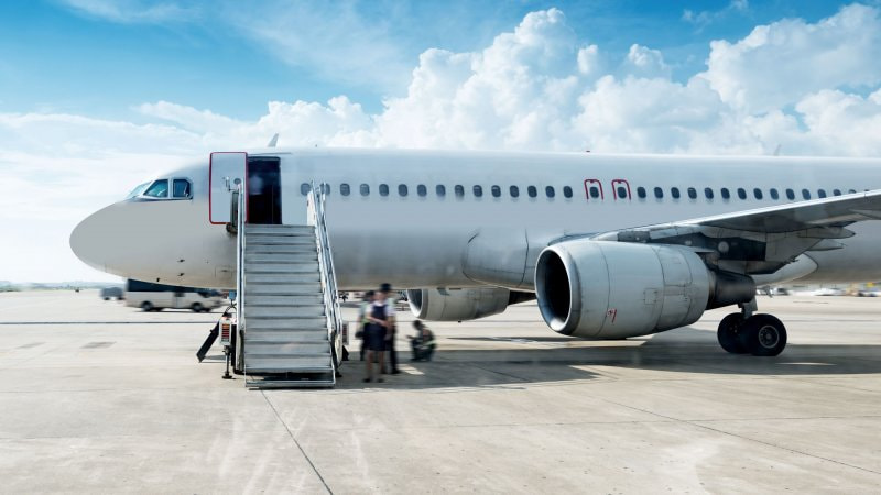 Самолет в аэропорту.jpg