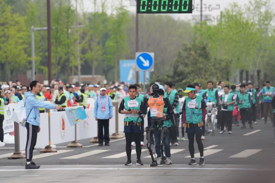 роботы и люди на старте марафона.png