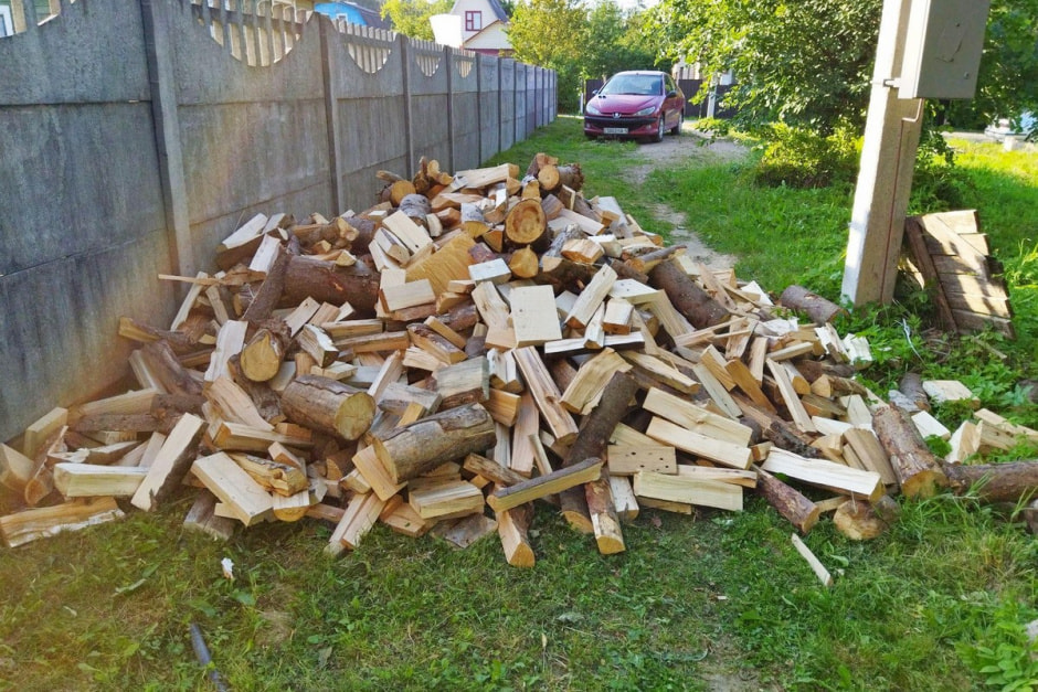 4-Колотые дрова во дворе.jpg
