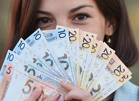 Совмин Беларуси повысил базовую ставку бюджетников на 8,8% – вырастут зарплаты