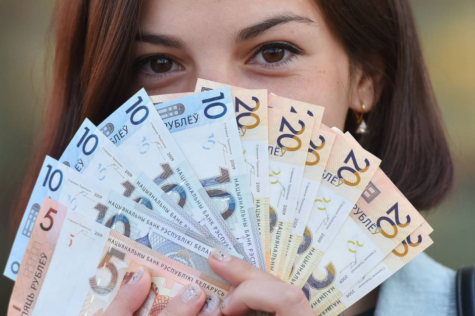 белорусские рубли в руках