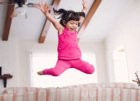 “У меня из-за вас люстра упала!” – Что делать, если сосед жалуется на шум?