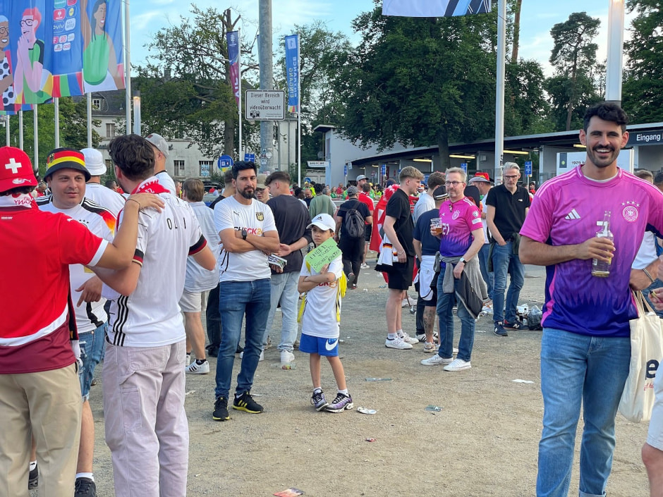 Антураж матча Германия-Швейцария 1.jpg