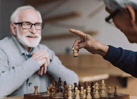 У 80-летних людей сохранилась память, как у 50-летних. Ученые объяснили, что с ними не так