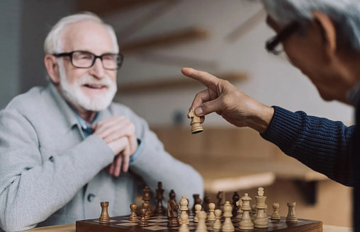 У 80-летних людей сохранилась память, как у 50-летних. Ученые объяснили, что с ними не так