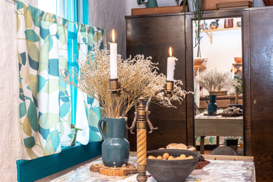 Девушка и деревенская хата в Ягодках 15.jpg